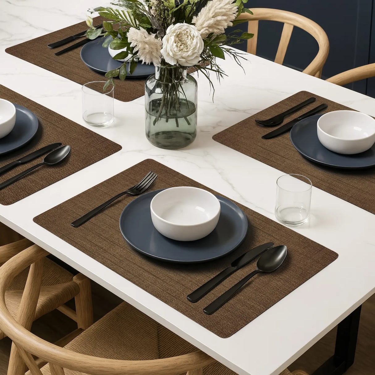 Placemat van kunststof met bestek en bord op tafel