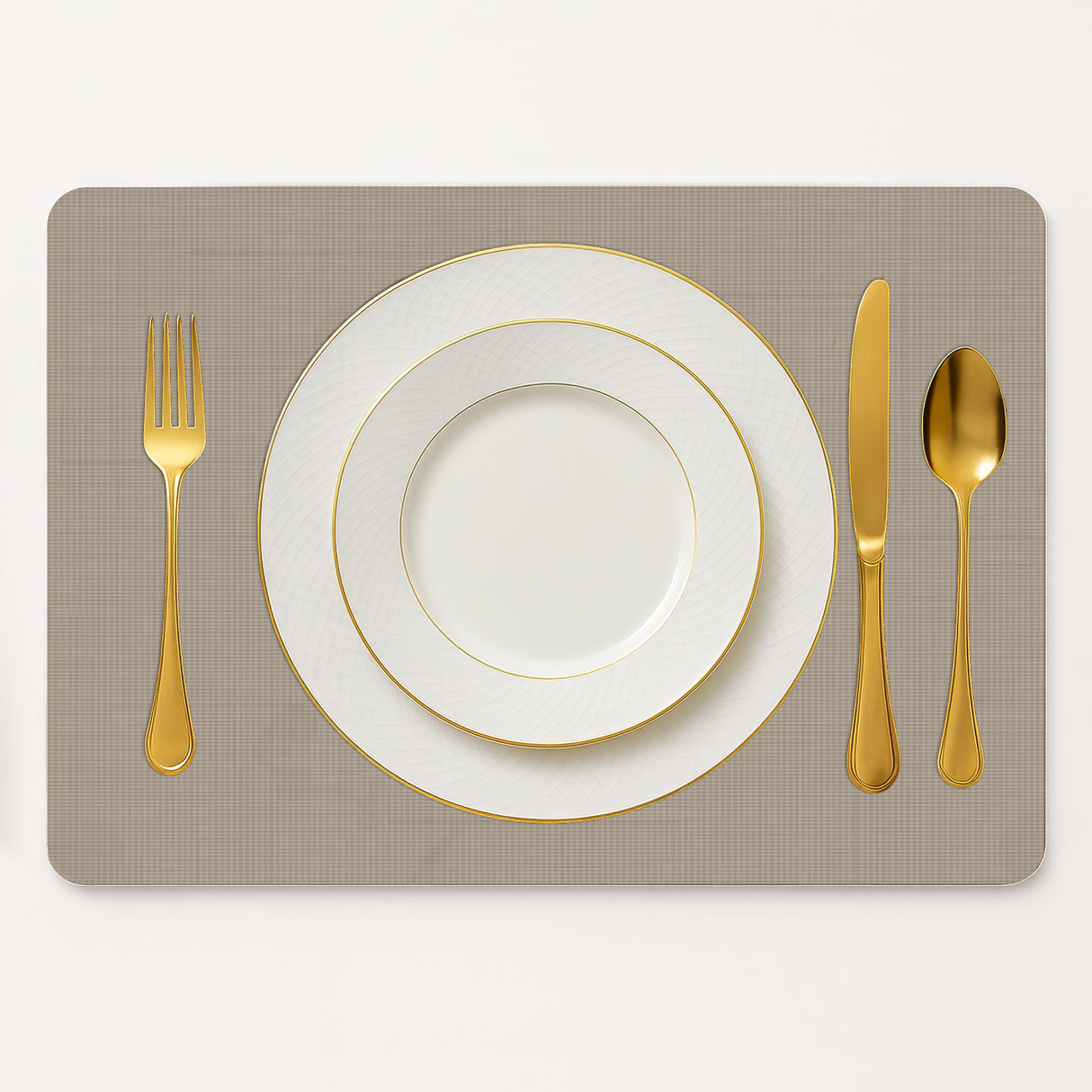Vinyl placemat van kunststof in licht beige ribbelstructuur met bord en bestek gedekt