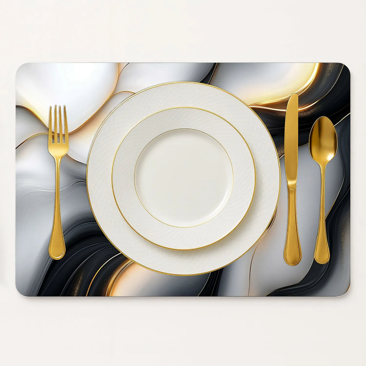 Luxe placemat zwart marmer goud design met witte borden en gouden bestek bovenaanzicht