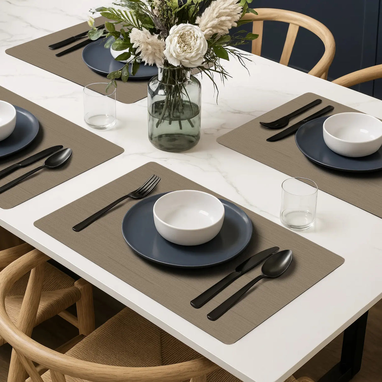 Rechthoekige vinyl placemats van kunststof in taupe ribbelstructuur op moderne eettafel