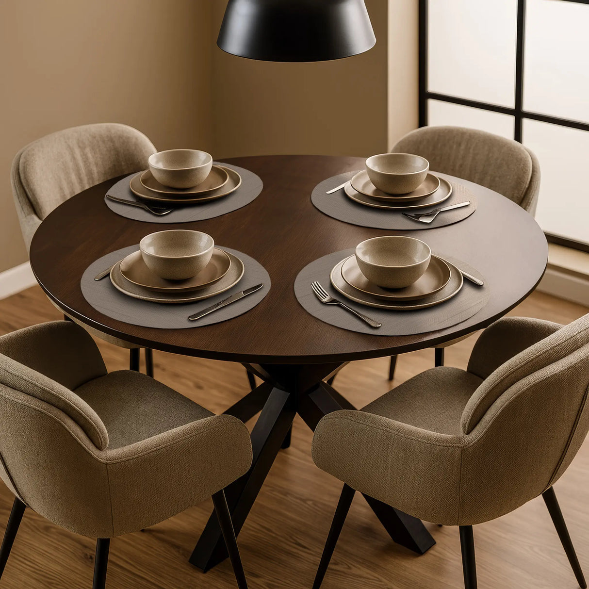 Ronde vinyl placemats van kunststof in licht taupe ribbelstructuur op ronde eettafel