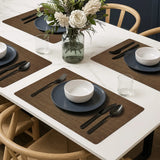 Placemat van kunststof met bestek en bord op tafel