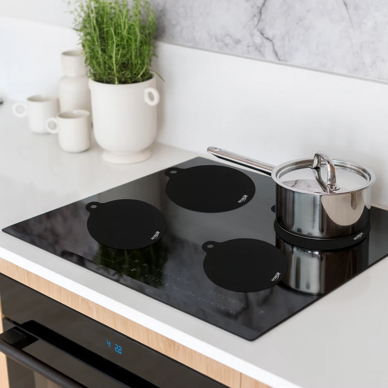 zwarte inductie matten op een kookplaat