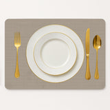 Vinyl placemat van kunststof in licht beige ribbelstructuur met bord en bestek gedekt