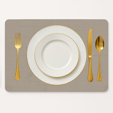 Vinyl placemat van kunststof in licht beige ribbelstructuur met bord en bestek gedekt