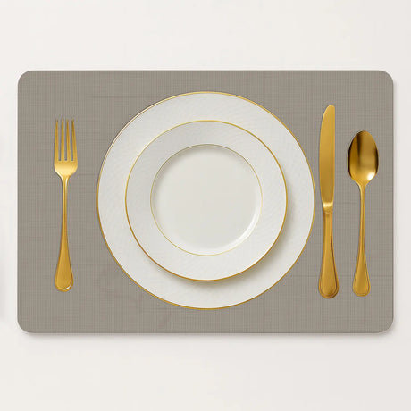 Vinyl placemat van kunststof in licht beige ribbelstructuur met bord en bestek gedekt
