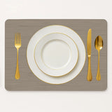 Vinyl placemat van kunststof in licht taupe ribbelstructuur met bord en bestek