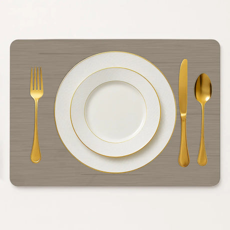 Vinyl placemat van kunststof in licht taupe ribbelstructuur met bord en bestek
