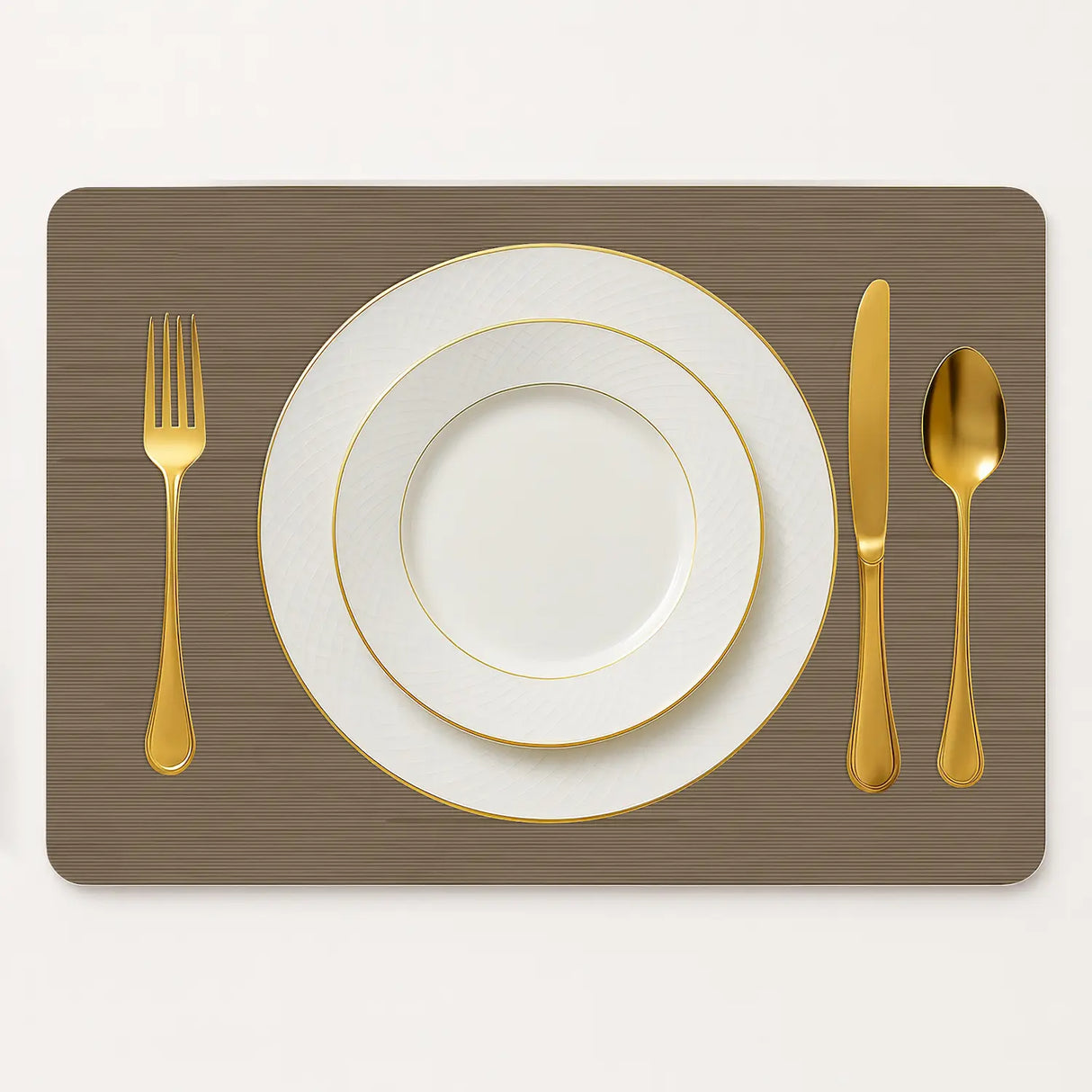 Vinyl placemat van kunststof in taupe ribbelstructuur met bord en bestek gedekt