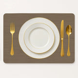 Vinyl placemat van kunststof in taupe ribbelstructuur met bord en bestek gedekt