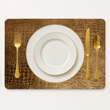 Placemat met luxury croco look in goud gecombineerd met wit servies en goudkleurig bestek