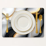 Luxe placemat zwart marmer goud design met witte borden en gouden bestek bovenaanzicht