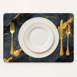 Luxe placemat zwart marmer goud design met witte borden en gouden bestek bovenaanzicht
