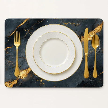 Luxe placemat zwart marmer goud design met witte borden en gouden bestek bovenaanzicht
