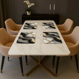 Kunststof placemats op witte marmeren tafel met beige stoelen