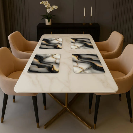 Kunststof placemats op witte marmeren tafel met beige stoelen
