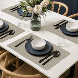 Rechthoekige vinyl placemats van kunststof in licht beige ribbelstructuur op moderne eettafel