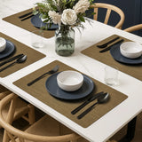 Rechthoekige vinyl placemats van kunststof in warm bruin geweven design op moderne eettafel