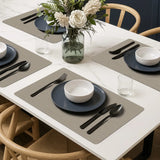 Rechthoekige vinyl placemats van kunststof in licht taupe ribbelstructuur op moderne eettafel