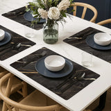 Rechthoekige vinyl placemats van kunststof met zwart marmer en gouden aders op eettafel