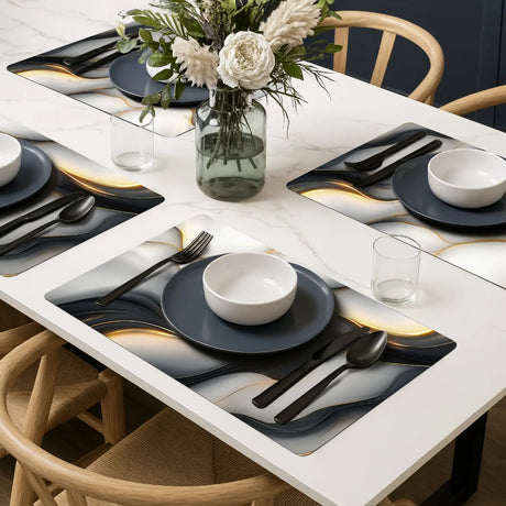 Vinyl placemats antislip op gedekte tafel met zwarte borden en bloemen
