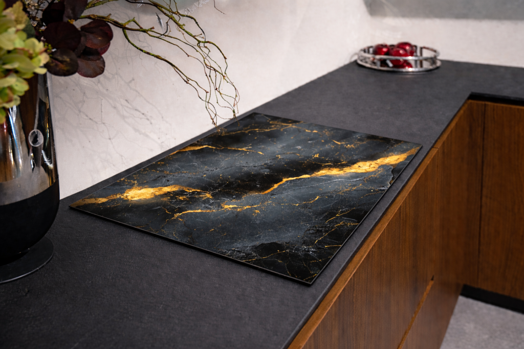 Afdekmat marmer met gouden aders op aanrecht