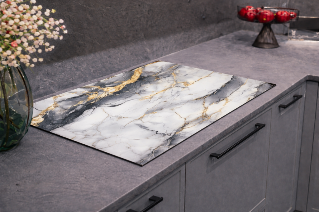 Witte afdekmat met marmer thema op aanrecht