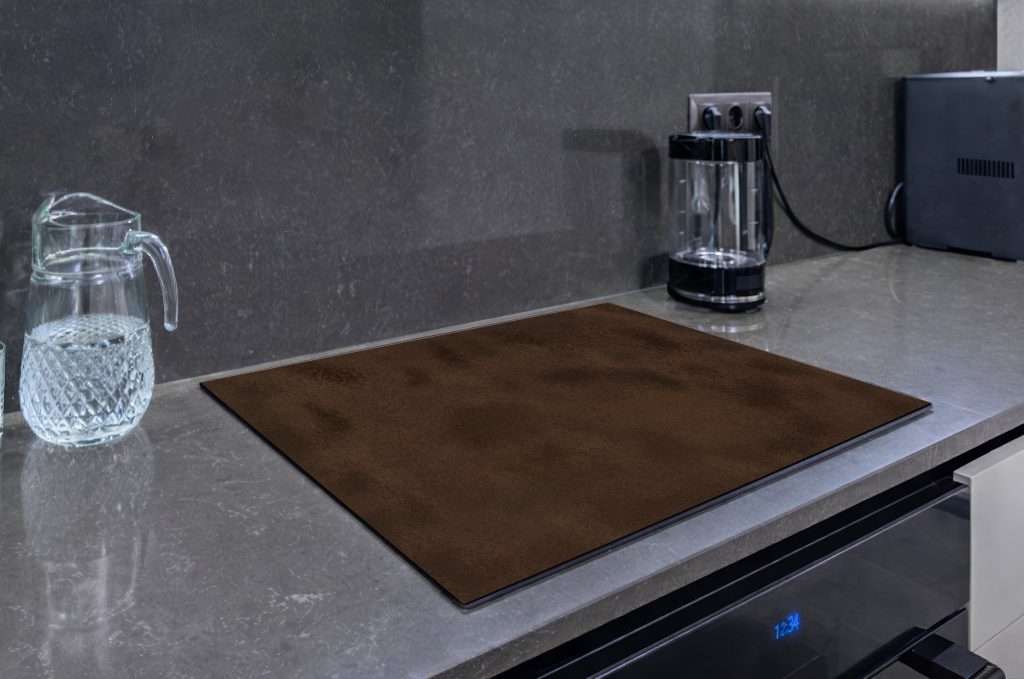 Inductiebeschermer met een warme, diepbruine leder- of roestlook.